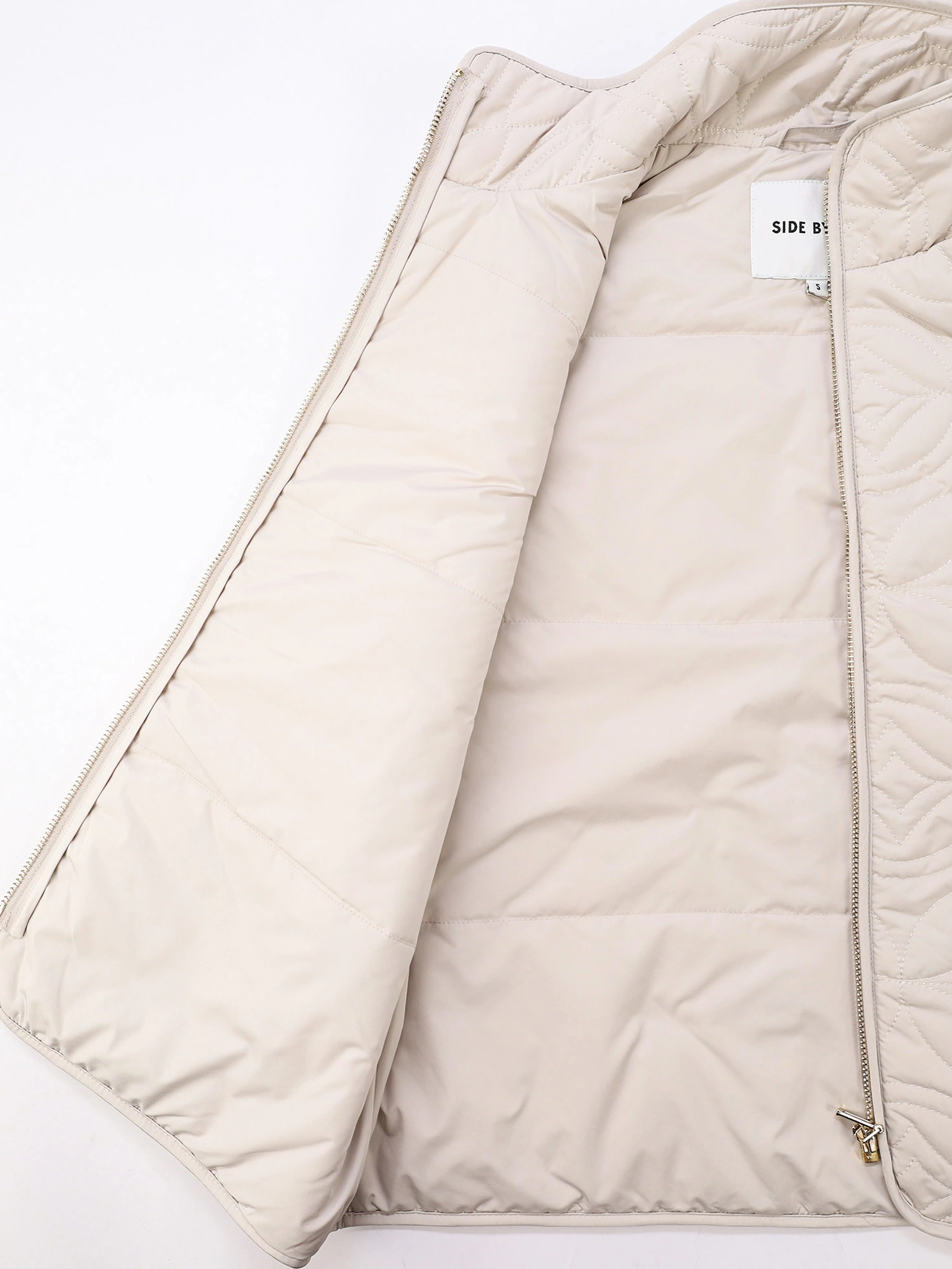 Жилет светло-серого цвета с фигурной стежкой